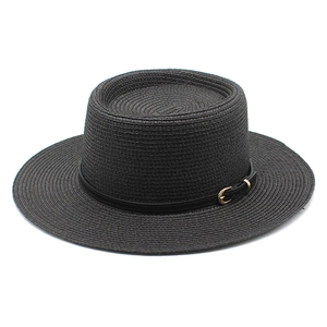 Dettaglio cappello di paglia nero con cinturino in pelle e fibbia dorata