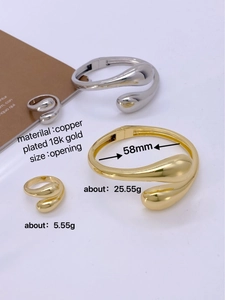 Detail showing 58mm inner diameter and 25.55g weight of gold teardrop bangle