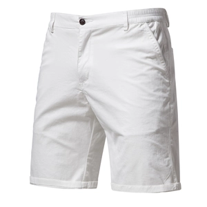 Détail du short en coton blanc montrant la fermeture à bouton et la texture du tissu