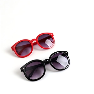Kids round frame sunglasses in black and red with UV400 protection and gradient lenses