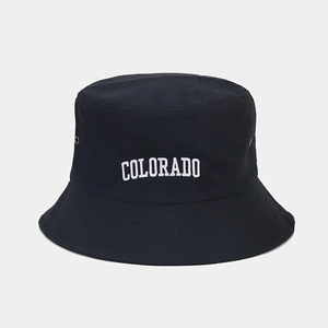 Cappello a secchiello in tela nera con ricamo Colorado bianco e occhielli in metallo