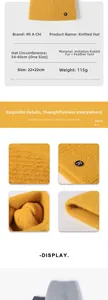 Détail du bonnet en tricot jaune à oreilles de chat avec logo R et texture douce en fausse fourrure