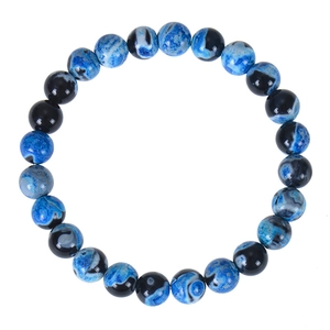 Blauw en zwart agaat kralenarmband met boze oogpatronen op witte achtergrond