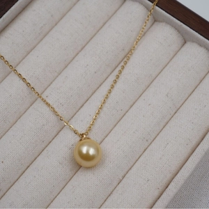 Collana classica in oro 18 carati con ciondolo di perla dorata tonda in astuccio
