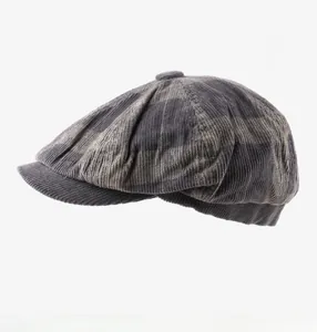 Détail du bonnet gavroche en velours côtelé gris avec motif à carreaux et coutures