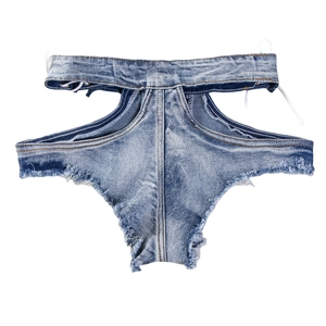 Detailaufnahme blauer Denim-Hotpants mit ausgehöhltem Schnürdesign und Fransenrand