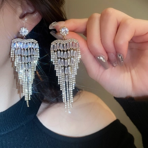 Boucles d'oreilles longues à pompons en cristal avec strass étincelants et design luxe
