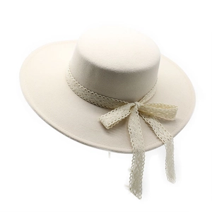 Chapeau canotier élégant en feutre de laine crème avec ruban de dentelle et nœud chic
