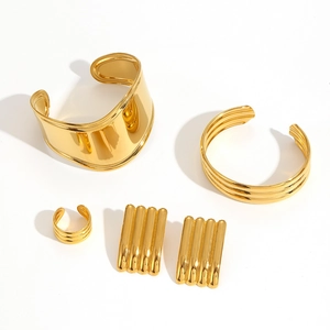 Parure de bijoux en acier inoxydable plaqué or 18k avec bracelets, bague et boucles