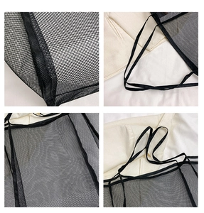 Dettaglio della borsa tote in rete nera con cuciture rinforzate e trama in nylon
