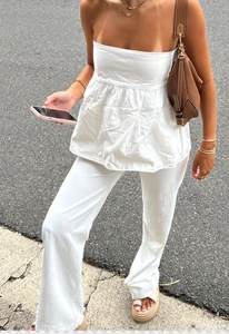 Tenue d'extérieur en lin blanc avec haut bustier à basque et pantalon large assorti