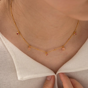 Collier en or 18 carats avec pendentifs en zircon rose ronds et carrés pour femme