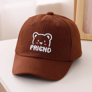Dettaglio del cappellino da baseball marrone per bambini con ricamo orso e scritta FRIEND