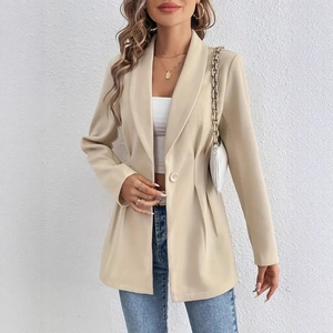 Détails du blazer beige élégant avec fermeture à bouton unique et plis à la taille