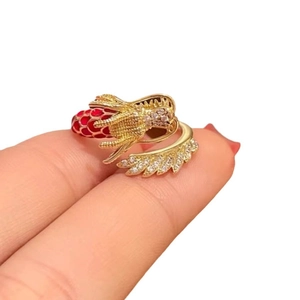 Anillo de dragón bañado en oro de 18K con esmalte rojo y cristales blancos finos