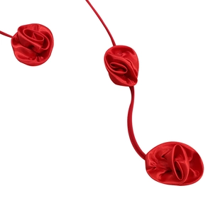 Détail de trois roses en satin rouge 3D et ruban soyeux pour robe de soirée