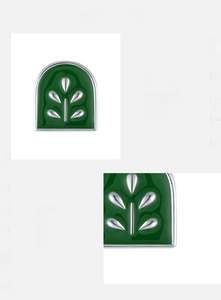 Close-up of s925 silver arch earring with green enamel and drop-shaped leaf patterns