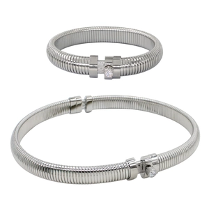 Détail de bracelets tubogas en maille argentée avec boucle en strass sur fond blanc
