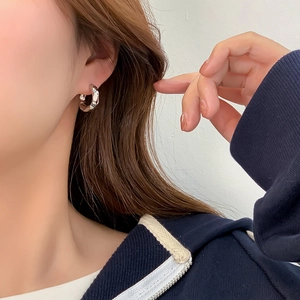 Silberne geometrische Creolen mit Falten-Design im modernen Metallic-Stil für Damen