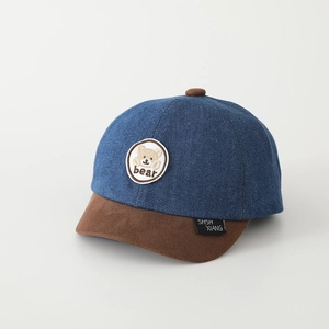 Berretto bimbi con ricamo orso e tessuto denim blu scuro con visiera marrone
