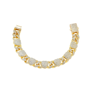 Collier à maillons cubains dorés exagéré avec pendentif cœur glacé sur fond blanc