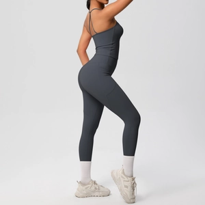 Détail de l'ensemble de yoga gris anthracite avec leggings taille haute et poche latérale