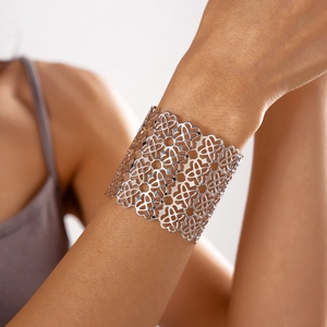 Dettaglio del bracciale rigido argento traforato con motivi floreali e geometrici