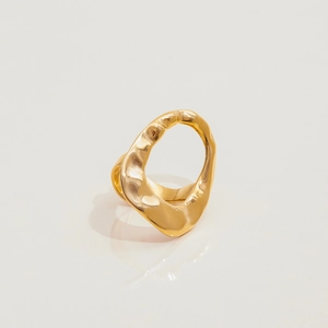 Détail de la bague en acier inoxydable plaqué or 18 carats au design fluide irrégulier