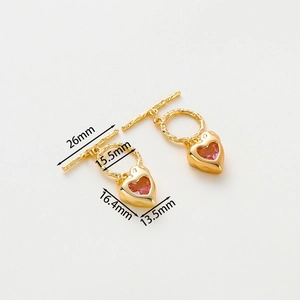 Dettaglio macro del ciondolo a cuore in oro 14k con gemma rosa e misure della chiusura a T