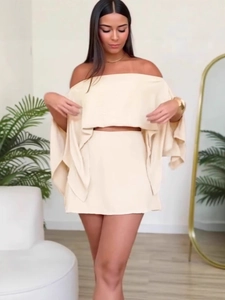 Beiges schulterfreies Oberteil und Minirock Set für Damen im sommerlichen Freizeitstil