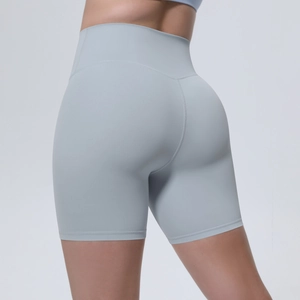 Vue détaillée du short de yoga taille haute avec texture côtelée et effet sculptant