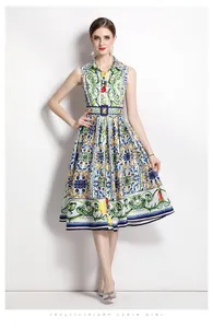 Détail de robe midi sans manches avec imprimés floraux méditerranéens et citrons