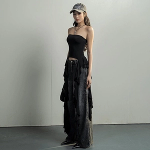 Top bustier noir sexy avec ourlet à volants asymétriques et jean large gris tendance