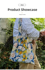 Detalle del bolso con cordón y estampado floral mostrando material de lona y diseño artístico