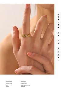 Détail d'une bague ajustable plaquée or 18 carats avec un design géométrique modulaire unique