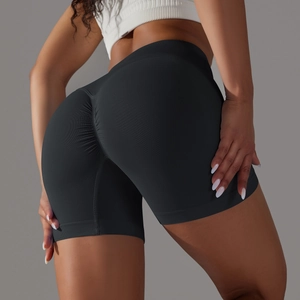 Dettaglio degli shorts da yoga neri a vita alta con effetto scrunch e tessuto a coste
