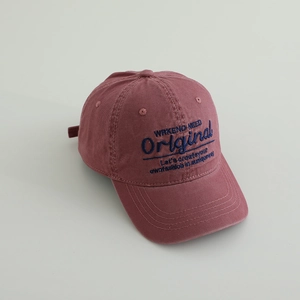Ricamo dettagliato su berretto da baseball rosa lavato con scritta WEEKEND NEED