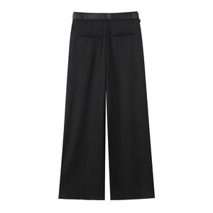 Vue détaillée du pantalon noir à taille haute et jambes larges avec ceinture assortie