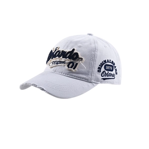 Detailansicht der Orlando 01 Stickerei und des Used-Look am Schirm der Vintage-Basecap