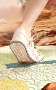 Détail d'un paillasson en PVC montrant l'élimination du sable et de la poussière
