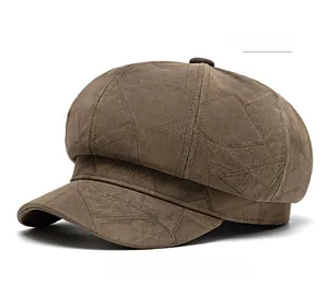 Detalle de la gorra de repartidor marrón café en cuero sintético texturizado con diseño de seis paneles
