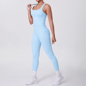 Vue détaillée d'un ensemble de yoga bleu clair avec haut dos nageur et legging taille haute