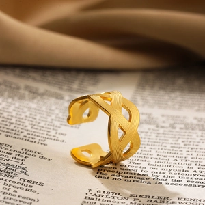 Macro-opname van een gouden geweven verstelbare ring op een vintage boekenpagina