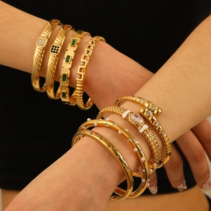 Ensemble de bracelets en acier doré avec pierres vertes et perles sur mannequin