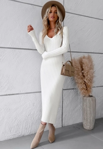 Robe longue élégante en maille côtelée blanche avec col en V et manches longues ajustées