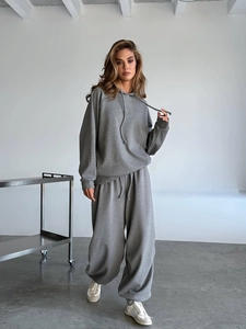 Tuta sportiva vintage grigia da donna con felpa con cappuccio e pantaloni coordinati