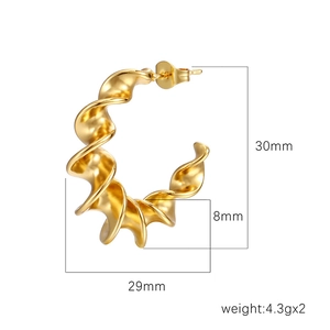 Boucles d'oreilles torsadées dorées 18K avec dimensions du produit et détails de poids