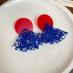 Boucles d'oreilles géométriques modernes en maille rouge et bleue avec tige en argent