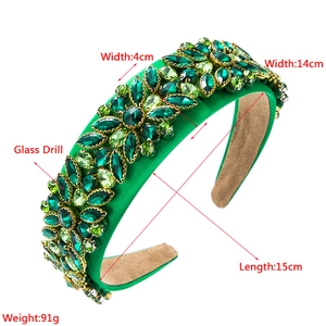 Détails de fleurs en cristal vert émeraude sur un serre-tête large en velours avec mesures