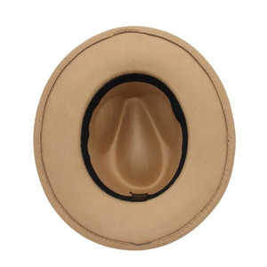 Détail de l'intérieur d'un chapeau de feutre camel avec bandeau et étiquette de taille